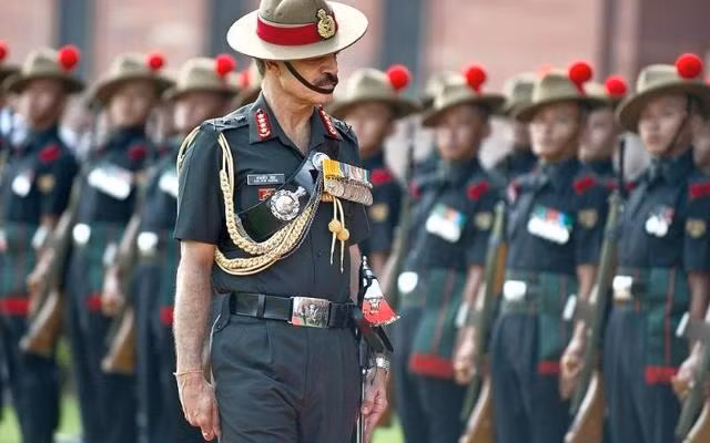 Trong đó, một trong những lực lượng tác chiến sơn cước quả cảm và mạnh mẽ bậc nhất của Ấn Độ là những chiến binh Gorkhas Nepals. Hiện nay Ấn Độ đang có 7 trung đoàn quân Gorkhas bao gồm trung đoàn 1, 3, 4, 5 , 8, 9 và 11. Mỗi trung đoàn sẽ gồm 6 tiểu đoàn, mỗi tiểu đoàn từ 700 - 800 quân. Ảnh: Đoàn diễu binh Gorkhas của lục quân Ấn Độ.