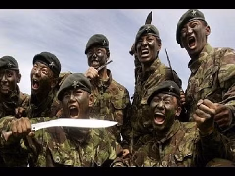 Những chiến binh Gorkhas này cũng được nhận định là những kẻ không sợ chết, ý chí chiến đấu tuyệt vời và kinh nghiệm tác chiến sơn cước vô cùng phong phú, đa dạng. Đây chính là lực lượng cực kỳ đặc biệt của Ấn Độ khiến mọi kẻ thù phải dè chừng trong một cuộc chiến trên núi. Ảnh: Binh sĩ Gorkhas.