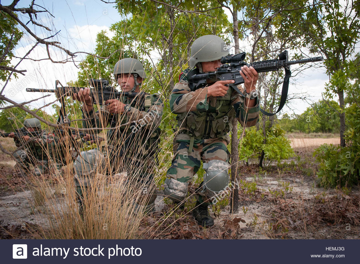 Lục quân Ấn Độ hiện nay cũng là lực lượng chiến đấu sơn cước đông đảo nhất thế giới với hơn 200.000 binh sĩ, chia làm 12 sư đoàn đóng quân trên các cao nguyên, thung lũng, dọc những vùng trọng yếu của núi Himalaya. Ảnh: Binh sĩ sơn cước Ấn Độ huấn luyện.