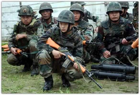 Lực lượng này chiến đấu vô cùng quả cảm và không hề biết sợ hãi, là những đơn vị bảo vệ tuyến đầu biên giới và chỉ tung vào trận trong những trường hợp thực sự cần thiết, cũng như có nhiệm vụ bảo vệ các chính trị gia cấp cao của Ấn Độ. Ảnh: Binh sĩ Gorkhas huấn luyện với súng trường INSAS.