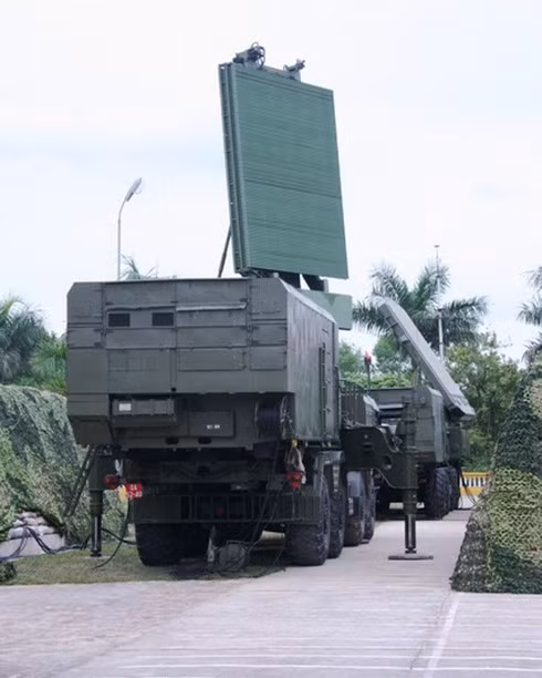 Đài radar nhìn vòng mọi độ cao 96L6E là sản phẩm của Phòng thiết kế KB Lira. Nó có ưu điểm cực kỳ đặc biệt là khả năng bắt thấp và bắt cao trong cùng một thiết kế. Ngoài ra còn có thể bắt mục tiêu ở độ cao thấp đến rất thấp, tính năng cực kỳ quan trọng trong việc phát hiện tên lửa đạn đạo chiến thuật - chiến dịch, tên lửa hành trình và cả mục tiêu bay tàng hình. Khả năng phát hiện đồng thời 100 mục tiêu và tầm trinh sát tối đa lên tới 300km. Đây chính là radar tìm kiếm mục tiêu tiêu chuẩn của tổ hợp S-400. Ảnh: Radar 96L6E của Việt Nam trong trạng thái chiến đấu.