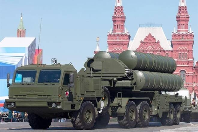 Hiện nay, S-400 là tổ hợp phòng không tầm xa tiên tiến nhất do Nga nghiên cứu phát triển, có khả năng đánh chặn cả tên lửa đạn đạo chiến dịch - chiến lược, tên lửa hành trình của đối phương. Trung Quốc và Thổ Nhĩ Kỳ đã chính thức đưa S-400 vào biên chế trong khi đó Ấn Độ đã đặt mua và Nga đang gấp rút hoàn thành hợp đồng. Ngoài ra, rất nhiều quốc gia khác cũng đang bày tỏ quan tâm đến tổ hợp này. Ảnh: Tổ hợp tên lửa phòng không S-400 trong một cuộc duyệt binh trên Quảng trường Đỏ.