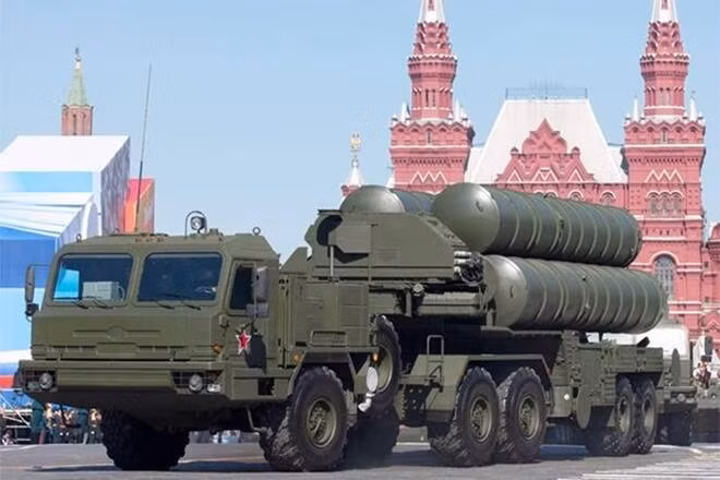 Hiện nay, S-400 là tổ hợp phòng không tầm xa tiên tiến nhất do Nga nghiên cứu phát triển, có khả năng đánh chặn cả tên lửa đạn đạo chiến dịch - chiến lược, tên lửa hành trình của đối phương. Trung Quốc và Thổ Nhĩ Kỳ đã chính thức đưa S-400 vào biên chế trong khi đó Ấn Độ đã đặt mua và Nga đang gấp rút hoàn thành hợp đồng. Ngoài ra, rất nhiều quốc gia khác cũng đang bày tỏ quan tâm đến tổ hợp này. Ảnh: Tổ hợp tên lửa phòng không S-400 trong một cuộc duyệt binh trên Quảng trường Đỏ.