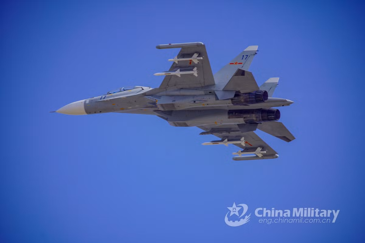 Vào ngày 3/8 vừa qua, Trung Quốc tiếp tục sử dụng máy bay chiến đấu hạng nặng Su-30MKK tuần tra trên khu vực Biển Đông, trong vòng liên tục 10 giờ. Ảnh: Máy bay chiến đấu Su-30MKK - Nguồn. Sina