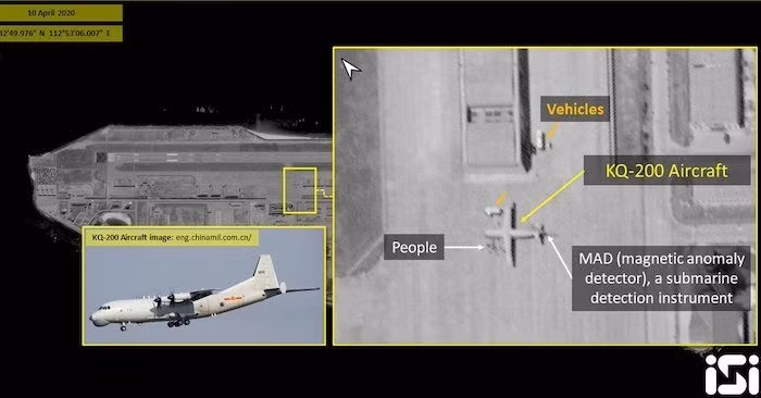 Cùng với việc bồi đắp các đảo đá trái phép và quân sự hóa các đảo này, Trung Quốc liên tục đưa máy bay tuần tra trên khu vực Biển Đông, xuất phát từ các sân bay trên các quần đảo Hoàng Sa, Trường Sa mà Trung Quốc đang chiếm đóng trái phép của Việt Nam. Ảnh: Hình ảnh vệ tinh chụp ngày 10/4/2020 cho thấy Trung Quốc triển khai máy bay tuần tra KQ-200 tại bãi Đá Chữ Thập - Nguồn: ISI.