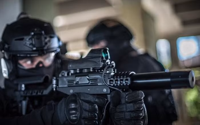 Tuy nhiên, Uzi không phải là vũ khí tiêu chuẩn của bộ binh Israel; do tầm bắn hiệu quả của súng rất ngắn, tối đa chỉ là 200 mét, nên súng chỉ phát huy tốt khi chiến đấu trong các khu vực đô thị, nhưng lại kém hiệu quả ở địa hình trống trải, đồi núi; ở những nơi này, súng trường tiến công mới thực sự hữu ích. Do vậy Uzi được trang bị cho lính dù, xe tăng, xe bọc thép và các đơn vị lực lượng đặc biệt. Ảnh: Súng tiểu liên Uzi - Nguồn: Military-Today.com.