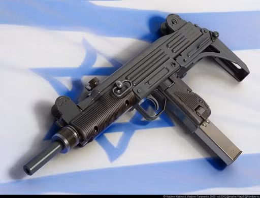 Ưu điểu cuối cùng là việc sử dụng đạn 9x19 parabellum, một loại đạn dùng phổ biến cho súng ngắn khi đó, nên dễ dàng cho việc bảo đảm đạn nguồn đạn cho súng. Ảnh: Súng tiểu liên Uzi - Nguồn: Wikipedia.