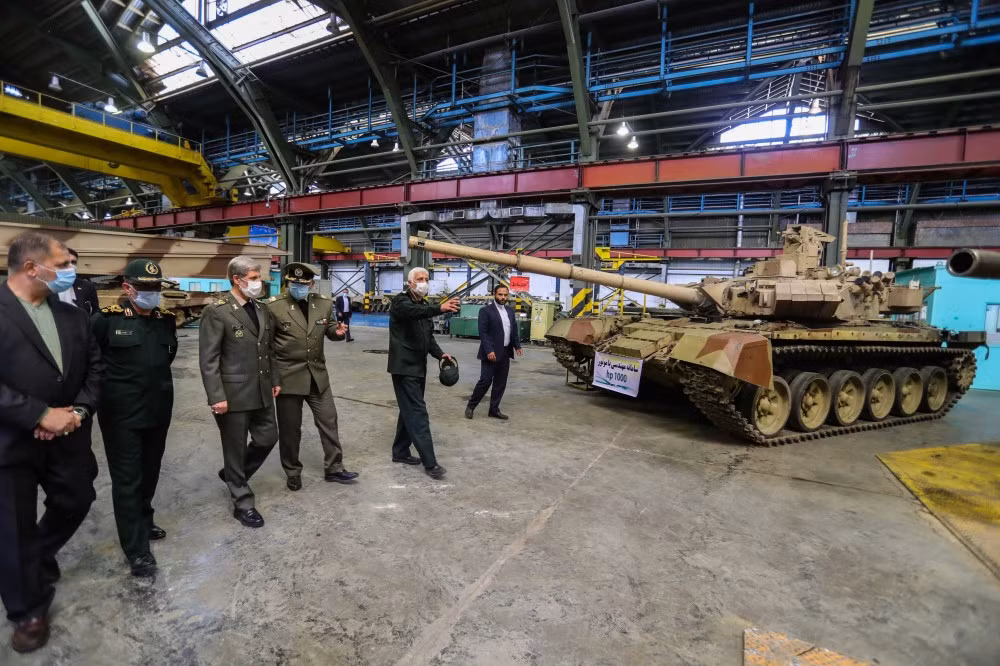 Iran được cho là có khoảng 565 xe tăng chủ lực T-72S - phiên bản xuất khẩu của dòng T-72B. Cấu hình ban đầu của dòng xe tăng này đã có giáp phản ứng nổ (ERA) Kontakt-1, hệ thống điều khiển hỏa lực 1A40-1, động cơ V-84-1 840 mã lực, pháo 125mm có thể bắn tên lửa chống tăng 9M119 Svir qua nòng pháo chính. Ảnh: Bmpd