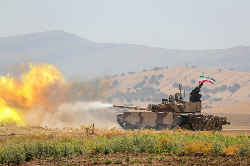 Nhìn bề ngoài, chiếc T-72S có thiết kế tấm giáp hông và giáp lồng quanh khu vực động cơ khá giống với các xe tăng T-72B3 hay T-90 của Nga. Tất nhiên, tính thẩm mỹ không quá tốt, có thể do hạn chế của nền công nghiệp quốc phòng nước này. Ảnh: Bmpd