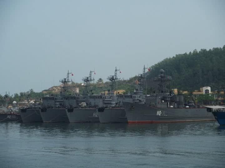 Năm 1981, Liên Xô đã viện trợ cho ta 2 tàu loại này đã qua sử dụng, được Việt Nam đánh số là 851 và 852. Tuy nhiên chỉ có tàu 852 là được trang bị 2 pháo AK-230 30mm nòng đôi còn tàu 851 thì không được trang bị mà chỉ có pháo 2M-3M 25mm, ngoài ra còn có các bệ phóng tên lửa phòng không A-72. Ảnh: Tàu Yurka đậu bên cạnh 4 tàu Sonya của lữ đoàn 161 hải quân.