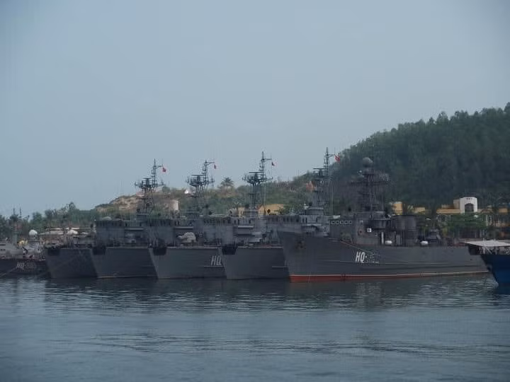 Năm 1981, Liên Xô đã viện trợ cho ta 2 tàu loại này đã qua sử dụng, được Việt Nam đánh số là 851 và 852. Tuy nhiên chỉ có tàu 852 là được trang bị 2 pháo AK-230 30mm nòng đôi còn tàu 851 thì không được trang bị mà chỉ có pháo 2M-3M 25mm, ngoài ra còn có các bệ phóng tên lửa phòng không A-72. Ảnh: Tàu Yurka đậu bên cạnh 4 tàu Sonya của lữ đoàn 161 hải quân.