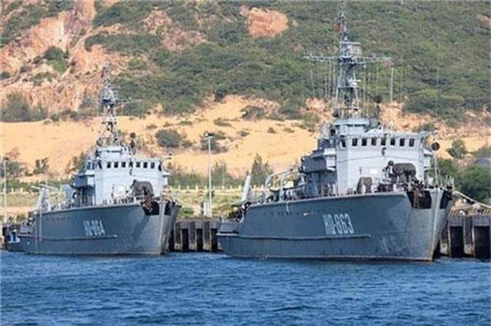 Là tàu quét mìn được thiết kế để phát hiện, đánh dấu và vô hiệu hóa các loại mìn ở đáy, cận đáy, mìn có neo, mìn thả trôi trong và ngoài cảng, đường biển ven bờ, bảo vệ cho các tàu ngầm, tàu nổi cũng như phương tiện thủy của quân ta ra vào các căn cứ hải quân hay hành trình trên những vùng biển nông và vịnh. Tàu có lượng giãn nước đầy tải 450 tấn, dài 48.8m rộng 8.8m, tốc độ tối đa 15 hải lý/h. Nó được trang bị 1 radar Spin trough, 1 sonar MG-89, các loại lưới, phao thuỷ âm,... chuyên dụng cho việc phát hiện và rà phá các loại bom chìm, thuỷ lôi theo nhiều phương thức khác nhau. Ảnh: Các tàu quét mìn Sonya đậu tại cảng Cam Ranh.