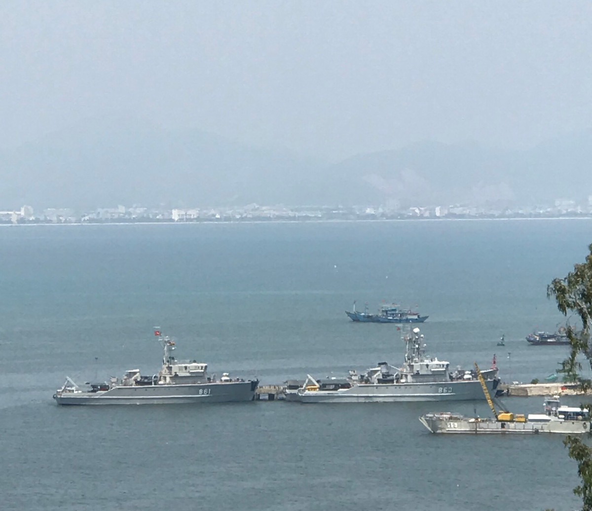 Trước tiên, chiếm số lượng đông đảo nhất và hoạt động tích cực nhất trong đội tàu quét mìn của Hải quân Việt Nam là các tàu quét mìn lớp Sonya đề án 1265. Đây là các tàu quét mìn vỏ gỗ được bọc composite bên ngoài. Ảnh: Tàu quét mìn Sonya của lữ đoàn 161 hải quân. Nguồn: Hùng Dũng