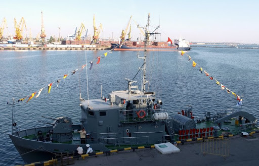 Nó chỉ có thể hoạt động gần bờ tuy nhiên cũng có khả năng rải thuỷ lôi phong toả đường biển. Liên Xô đã viện trợ cho ta 2 tàu này, được Việt Nam đánh số là 815 và 816 tuy nhiên ảnh của nó rất hiếm. Hiện nay đã được biên chế về học viện hải quân để phục vụ cho công tác huấn luyện. Ảnh: Tàu quét mìn Yevgenya của hải quân Ukraine.