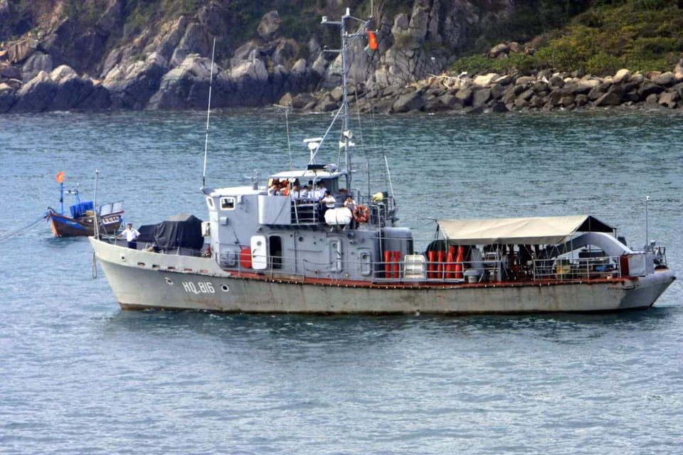 Cuối cùng là 2 tàu quét mìn Yevgenya đề án 1258. Các tàu này có trọng tải cực nhỏ, chỉ dưới 90 tấn, tàu dài 26.13m, rộng 5.9m, thuỷ thủ đoàn 10 người và có tốc độ tối đa 13 hải lý/h. Nó có 1 radar Spin trough tương tự tàu Sonya, 1 sonar MG-7, 1 pháo 25mm 2M-3M cùng các thiết bị quét mìn chuyên dụng. Ảnh: Tàu 816 thuộc lớp Yevgenya của Hải quân Việt Nam