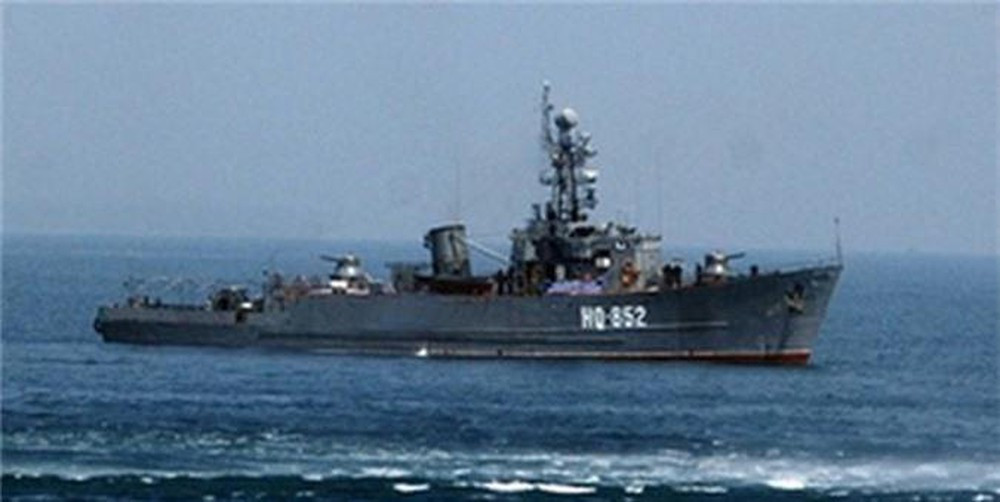 Tiếp theo đó là các tàu quét mìn lớp Yurka thuộc đề án 266. Tàu có lượng giãn nước đầy tải 873 tấn, dài 52m, rộng 9.4m, được chế tạo từ thép có độ từ thấp, trang bị 2 động cơ diesel M-503 cho phép nó chạy với vận tốc tối đa 16 hải lý/h. Ảnh: Tàu Yurka số hiệu 852 của Hải quân Việt Nam