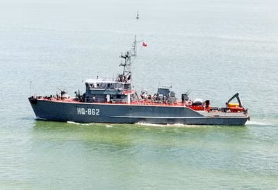 Đề án 1265 phục vụ nội địa cho hải quân Liên Xô và sau này là hải quân Nga được trang bị 2 pháo hạm AK-230 30mm 2 nòng ở trước và sau tàu, tuy nhiên ở bản xuất khẩu tàu đã bị tháo bớt khẩu pháo AK-230 ở đuôi và thay vào đó là một pháo 25mm nòng đôi 2M-3M. Ảnh: Tàu Sonya số hiệu 862 của Hải quân Việt Nam