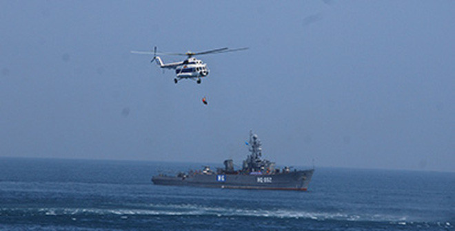 Tàu có một radar eye-K, một sonar MG-25, các loại máy quét mìn sóng âm, máy quét từ, máy quét tiếp xúc. Ngoài các loại máy quét, nó còn được trang bị các hệ thống dò mìn dưới nước, thuỷ lôi và bom chìm. Tàu có nhiệm vụ quét mìn biển xa. Ảnh: Tàu 852 phối hợp cùng máy bay trực thăng Mi-8 trong nhiệm vụ cứu hộ trên biển.