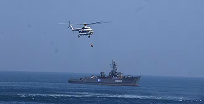 Tàu có một radar eye-K, một sonar MG-25, các loại máy quét mìn sóng âm, máy quét từ, máy quét tiếp xúc. Ngoài các loại máy quét, nó còn được trang bị các hệ thống dò mìn dưới nước, thuỷ lôi và bom chìm. Tàu có nhiệm vụ quét mìn biển xa. Ảnh: Tàu 852 phối hợp cùng máy bay trực thăng Mi-8 trong nhiệm vụ cứu hộ trên biển.