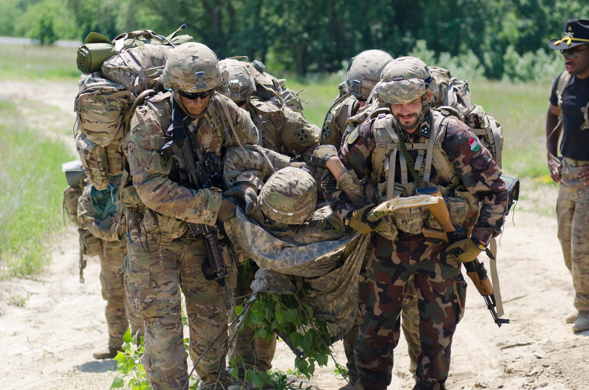 Mặc dù Liên Xô đã tan rã cách đây 30 năm, nhưng dưới thời Liên Xô, quốc gia này đã cung cấp một lượng lớn vũ khí cho quân đội các nước Đông Âu, các quốc gia bạn bè, các tổ chức du kích và thậm chí là phiến quân và hiện nay các quốc gia và tổ chức này vẫn sử dụng các loại vũ khí có nguồn gốc Liên Xô. Ảnh: Quân đội Mỹ và Hungary diễn tập tháng 6/2017 - Nguồn: Quân đội Mỹ.