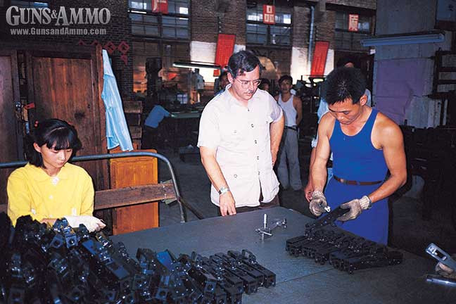 Một trở ngại khác là một số nhà sản xuất vũ khí như ở Trung Quốc hoặc Triều Tiên thì không được phép bán vũ khí cho Mỹ; thậm chí một số nhà sản xuất vũ khí đã từng bán loại vũ khí này cho Washington như Bulgaria hoặc Croatia có thể không còn được chấp nhận. Ảnh: Những khẩu AK-47 vẫn được sản xuất ở Trung Quốc với số lượng không hạn chế - Nguồn: Gunsandammo