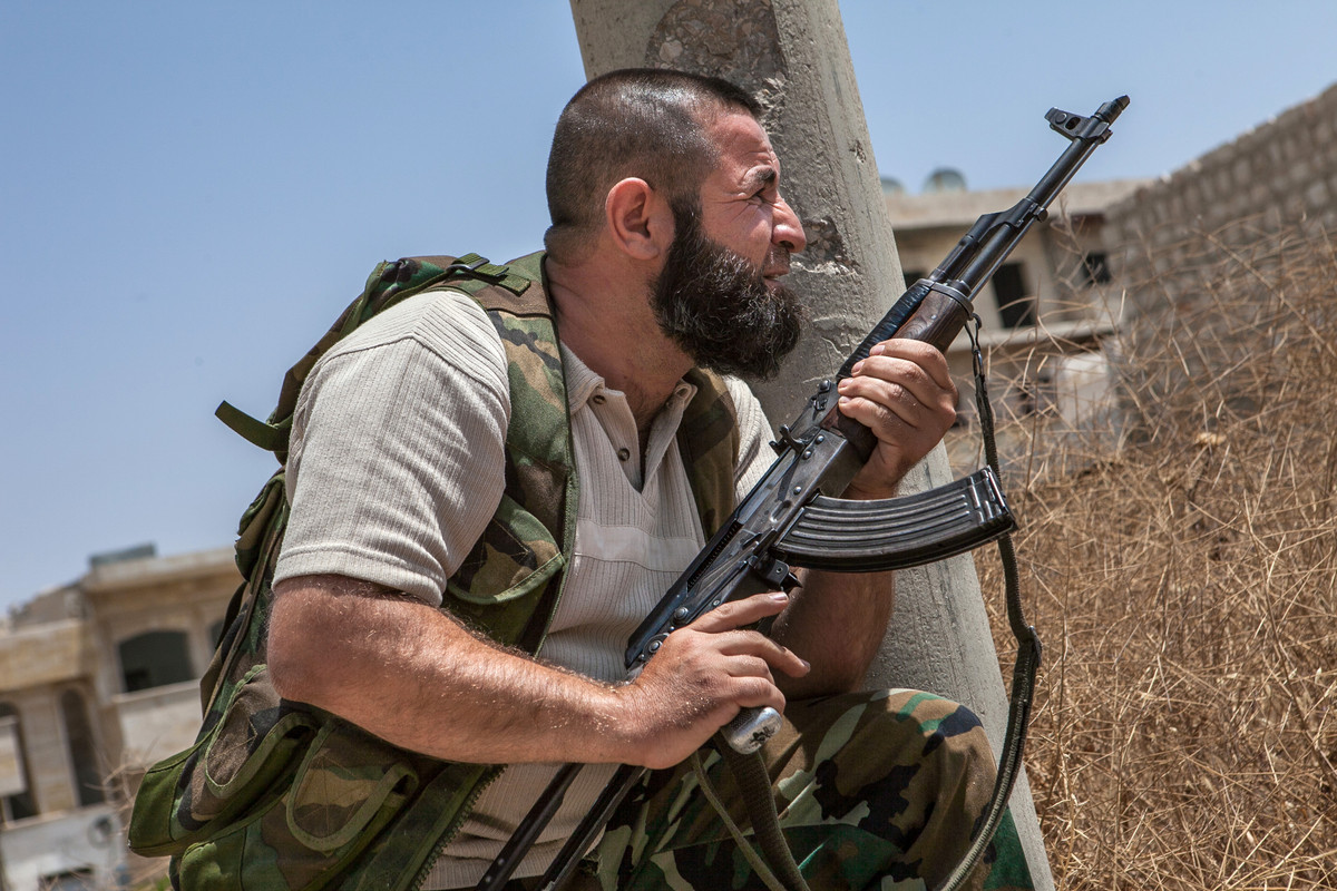 Vậy tại sao Mỹ lại mua và sản xuất vũ khí thời Liên Xô cho các đồng minh, thay vì cung cấp cho họ vũ khí do chính Mỹ sản xuất? Câu trả lời rất đơn giản: Nhiều chính phủ và tổ chức được Mỹ hỗ trợ, đặc biệt là ở Trung Đông và châu Phi, đã sử dụng vũ khí và thiết bị quân sự của Liên Xô trong nhiều năm. Ảnh: Một chiến binh của Quân đội Syria Tự do được Mỹ tài trợ với khẩu AK-47. Nguồn: andrewsullivan