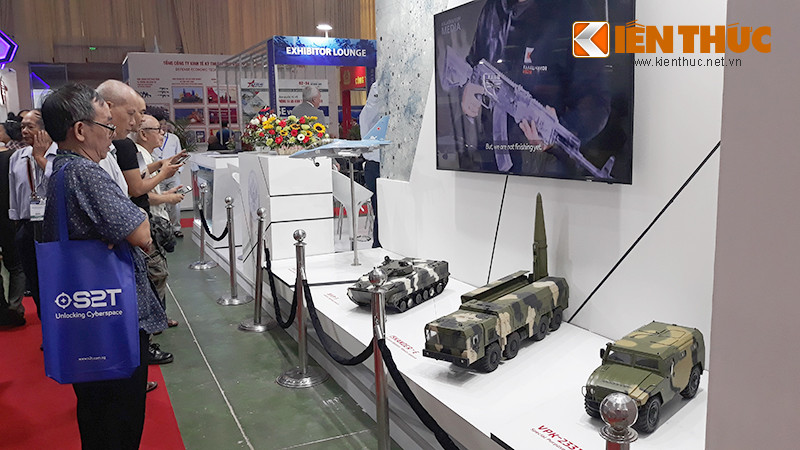 Trong khuôn khổ triển lãm an ninh – quốc phòng quốc tế 2019 (DSE 2019) diễn ra tại Hà Nội, Nga lần đầu tiên giới thiệu ở Việt Nam tổ hợp tên lửa đạn đạo chiến thuật – chiến dịch Iskander-E – phiên bản xuất khẩu của tổ hợp Iskander-M rất nổi tiếng.