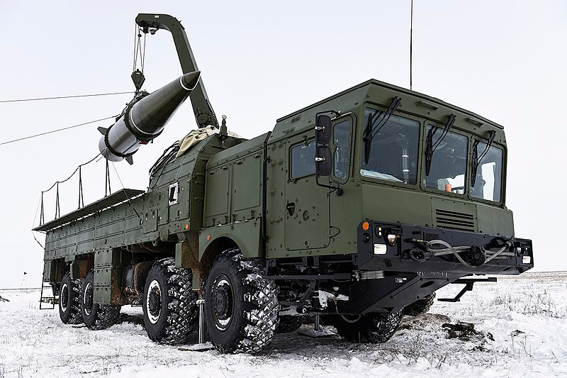 Theo tham số của nhà sản xuất, đạn tên lửa Iskander-M dùng trong Quân đội Nga đạt tầm bắn 500km, trang bị hệ thống dẫn đường phức tạp kết hợp quán tính, định vị toàn cầu GPS/GLONASS và hệ thống dẫn đường quang học pha cuối khiến độ chính xác của nó gần như tuyệt đối (5-7m lệch mục tiêu). Đặc biệt hơn, bản nội địa được cho là sẽ trang bị công nghệ tàng hình với lớp sơn phủ đặc biệt giảm tiết diện phản xạ sóng radar, có khả năng cơ động, thay đổi quỹ đạo bay, tránh né đạn đánh chặn...