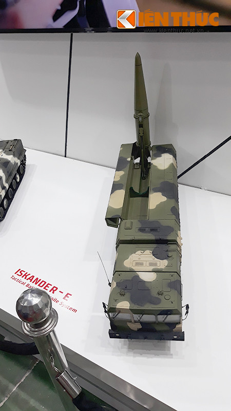 Hiện nay, Iskander-E đã được xuất khẩu ít nhất tới một quốc gia bên ngoài nước Nga. Đó là Algeria, theo tạp chí Thương gia Nga, Algeria đã nhận ít nhất 4 trung đoàn tên lửa Iskander-E vào khoảng năm 2017-2018. Tuy doanh số còn thấp, nhưng với mặt hàng đặc biệt như Iskander-E thì việc này không tránh khỏi khi mà tên lửa đạn đạo là thứ vũ khí mà mỗi khi nhắc tới, quốc gia nào cũng phải cân nhắc và dè chừng các phản ứng của quốc tế.