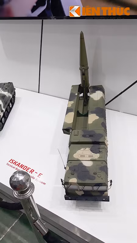 Hiện nay, Iskander-E đã được xuất khẩu ít nhất tới một quốc gia bên ngoài nước Nga. Đó là Algeria, theo tạp chí Thương gia Nga, Algeria đã nhận ít nhất 4 trung đoàn tên lửa Iskander-E vào khoảng năm 2017-2018. Tuy doanh số còn thấp, nhưng với mặt hàng đặc biệt như Iskander-E thì việc này không tránh khỏi khi mà tên lửa đạn đạo là thứ vũ khí mà mỗi khi nhắc tới, quốc gia nào cũng phải cân nhắc và dè chừng các phản ứng của quốc tế.