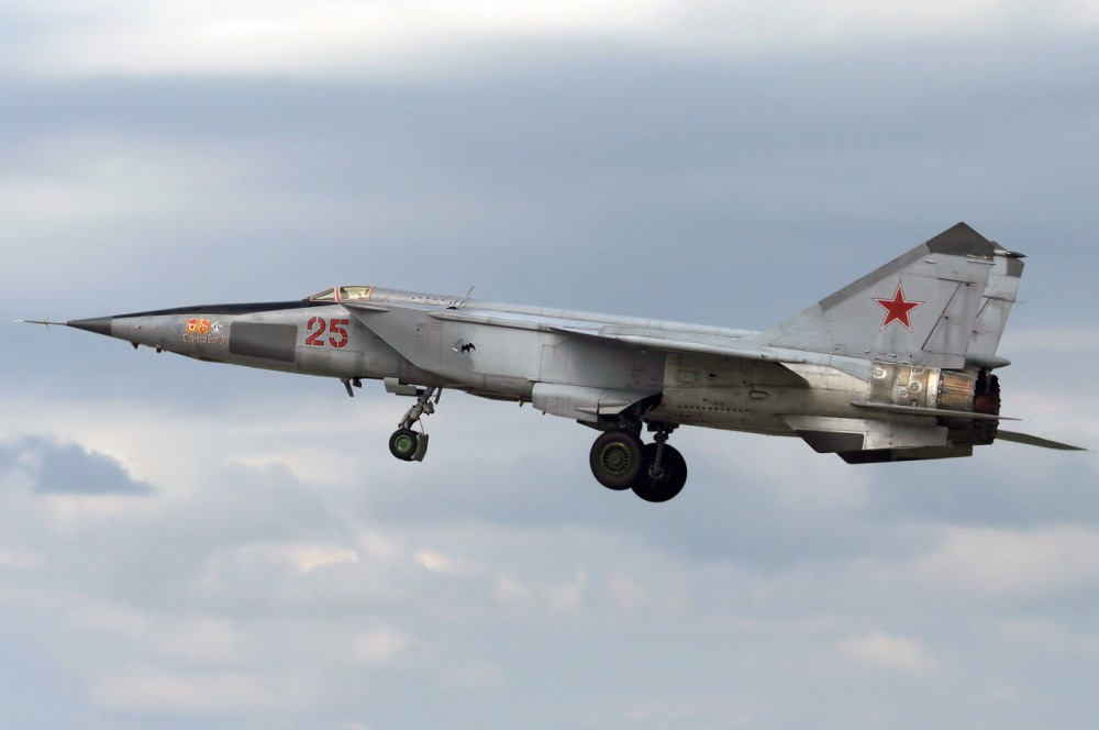 Ngoài động cơ, MiG-25 từng khiến Mỹ-NATO hốt hoảng với hệ thống radar cực mạnh của nó với công suất 600kW cho phép hoạt động trong môi trường bị gây nhiễu nặng nhất. Radar Smerch A RP-25 của MiG-25 có thể phát hiện máy bay ném bom ở cự ly 100km với phạm vi theo dõi ở mức 50km. Ảnh: Wikipedia