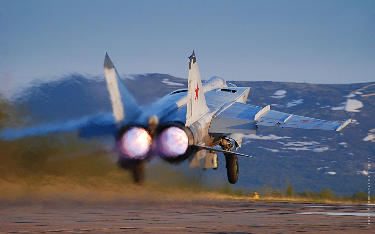 Thật vậy, với tốc độ Mach 3,2, năm 1971, các máy bay MiG-25 xuất phát từ Ai Cập do phi công Liên Xô điều khiển đã xâm nhập thành công vào không phận Israel. Dù phát hiện ra MiG-25 nhưng 48 máy bay Israel vẫn không thể bắn hạ được MiG bởi tốc độ của F-4 chẳng thể nào đuổi kịp. Sự kiện này khiến Tel Aviv và cả thế giới phương Tây hoảng sợ suốt một thời gian dài. Ảnh: Wikipedia