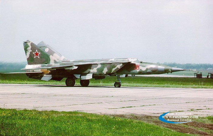Dù không có chiến tích lẫy lừng như MiG-21, nhưng MiG-25 vẫn thuộc hàng một trong những dòng máy bay tiêm kích nổi tiếng nhất thế giới, thậm chí kể cả khi chúng không còn hoạt động trên thế giới. Sự nổi tiếng không phải là chiến tích chấn động toàn cầu mà là tốc độ nhanh khủng khiếp, nó bay nhanh tới mức có thời điểm không có máy bay tiêm kích nào của Mỹ-NATO bắt kịp. Ảnh: Rusarmy