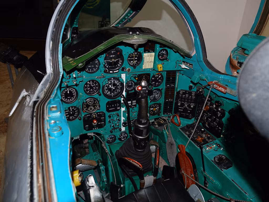 Nhưng đơn giản cũng có cái hay của nó, giới chuyên gia phương Tây sau khi có được một chiếc MiG-25 từ vụ phi công Belenko đào tẩu năm 1976 đã phát hiện ra điều này. Phần lớn thiết bị điện tử trên máy bay được chế tạo dựa trên công nghệ đèn chân không, chiếc MiG-25 đã không sử dụng thiết bị điện tử bán dẫn. Có vẻ khá lỗi thời, nhưng cách sử dụng đèn chân không rất khéo léo bởi vì những ống chân không ít bị ảnh hưởng bởi xung điện từ (EMP) sinh ra khi có vụ nổ hạt nhân và chịu nhiệt tốt hơn, do đó loại bỏ những nhu cầu về môi trường điều khiển phức tạp bên trong khoang điện tử của máy bay. Ảnh: Wikipedia