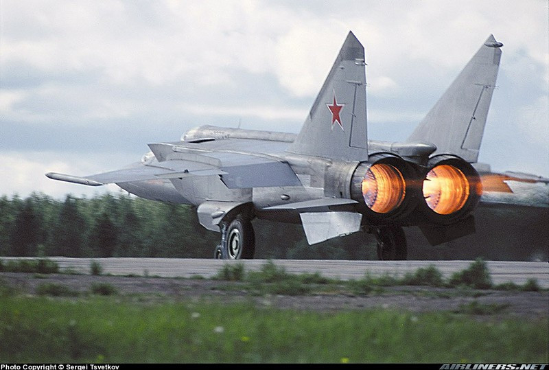 MiG-25 trang bị động cơ turbojet có đốt tăng lực lần 2 Tumansky R-15B-300 cho phép máy bay đạt tốc độ cực đại Mach 3,2. Tuy nhiên, thực tế nếu bay tốc độ kinh khủng này MiG-25 sẽ phải động cơ sau một lần sử dụng. Do đó các phi công được khuyến cáo chỉ nên bay với tốc độ Mach 2,83. Ảnh: Airliners.net