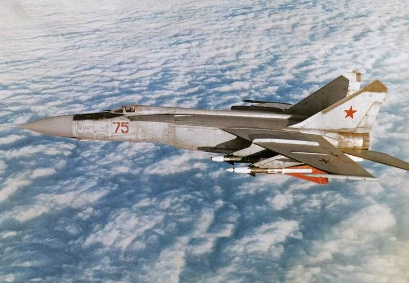 Về vũ khí, MiG-25 có khả năng triển khai tới 6 tên lửa tầm ngắn - tầm trung hỗn hợp với hai loại tên lửa không đối không tầm xa khá mạnh gồm: R-40 và R-23. Ảnh: Wikipedia