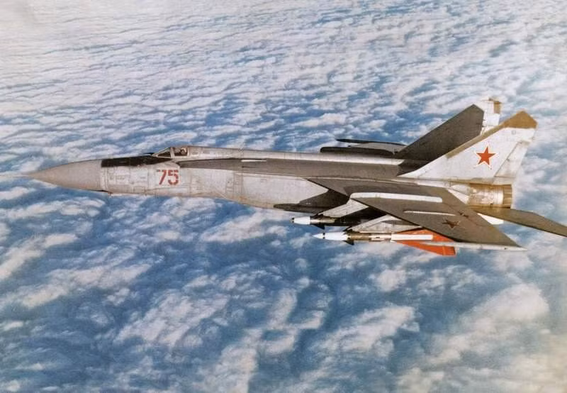 Về vũ khí, MiG-25 có khả năng triển khai tới 6 tên lửa tầm ngắn - tầm trung hỗn hợp với hai loại tên lửa không đối không tầm xa khá mạnh gồm: R-40 và R-23. Ảnh: Wikipedia