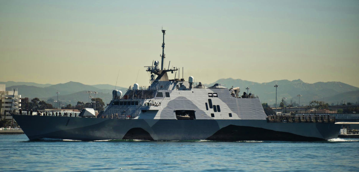 Thiếu tướng Randy Crites cũng cho biết thêm, việc đưa 4 chiếc tàu chiến đấu ven bờ trên vào niêm cất, không ảnh hưởng gì đến sức mạnh của Hải quân Mỹ; đồng thời tiết kiệm kinh phí cho các nhiệm vụ khác có nhu cầu cấp bách hơn. Ảnh: Tàu LCS lớp Independence. Nguồn: Hải quân Mỹ.