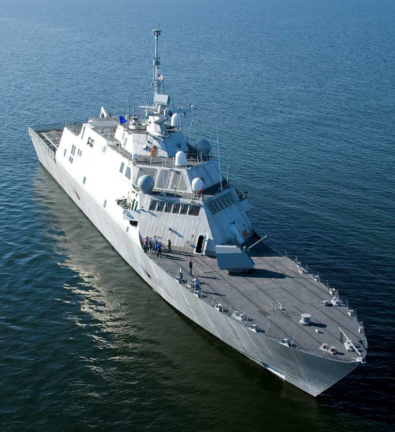 Tàu LSC lớp “Freedom” là sản phẩm của hãng Lockheed Martin, có tính năng tàng hình ưu việt; được thiết kế theo kiểu đóng rời và lắp ghép các modul nhiệm vụ. Đây là lớp tàu được đánh số lẻ trong các tàu tác chiến ven bờ của Mỹ (bắt đầu từ LSC-1, LSC-3…); các tàu lớp “Independence” do General Dynamics chế tạo, được đánh số chẵn (LSC-2, LSC-4…). Ảnh: Tàu LCS-1 Freedom. Nguồn: Wkipedia.