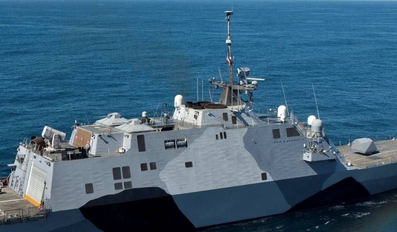 Phó Trợ lý Tham mưu trưởng Hải quân, Thiếu tướng Randy Crites, cho biết trong một cuộc họp ngắn vào tháng 2/2020 rằng, các tàu LCS tỏ ra không phù hợp khi triển khai ngoài đại dương, trong khi cũng chẳng có vũ khí nào hiệu dụng để tấn công vào bờ biển đối phương, do vậy không đáng để đầu tư nâng cấp. Ảnh: Tàu LCS lớp Independence. Nguồn: Hải quân Mỹ.