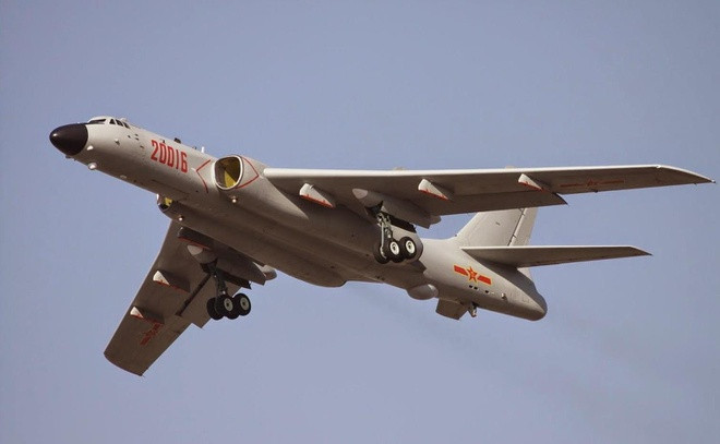 Trong lúc căng thẳng giữa Trung Quốc và Ấn Độ vẫn đang tiếp diễn, những hình ảnh mới do Chiến khu Tây của quân đội Trung Quốc (PLA) công bố cho thấy, một số máy bay ném bom H-6 của nước này đã được triển khai tới gần khu vực tranh chấp Ladakh. Ảnh: Máy bay ném bom H-6 - Nguồn: Wikipedia.