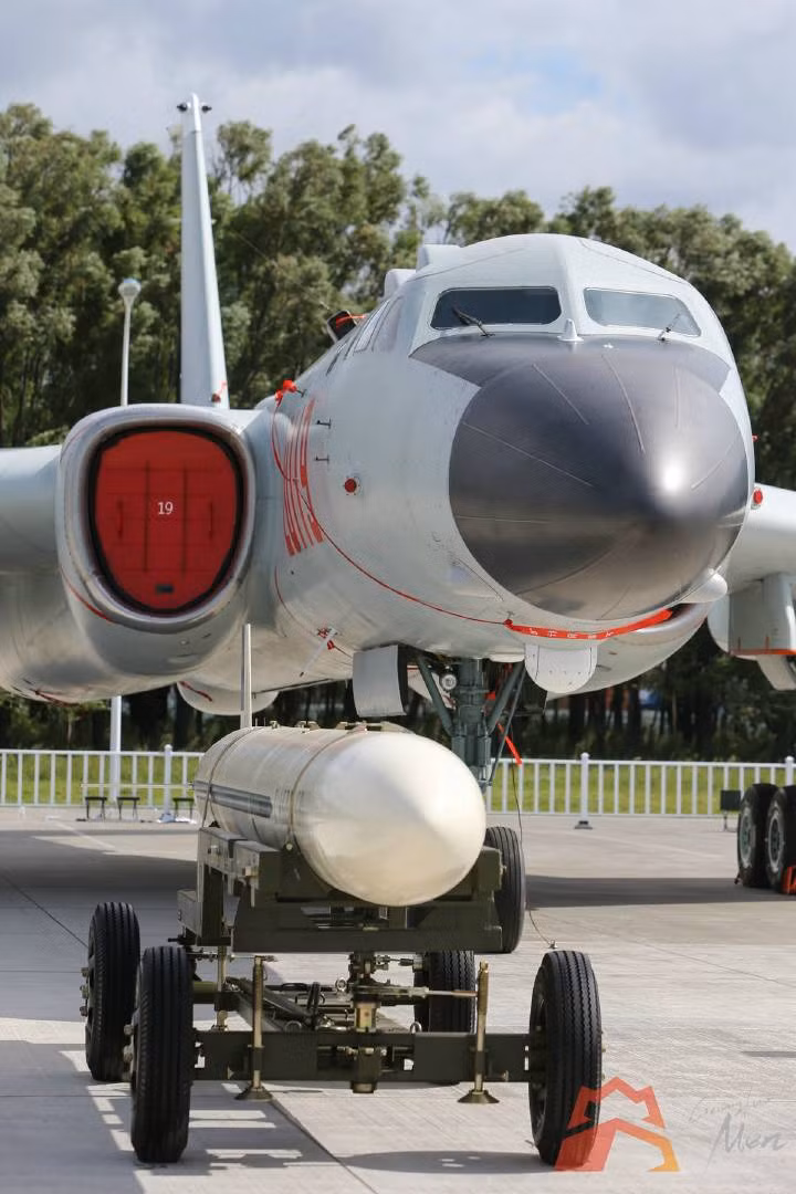 Như vậy hỏa lực đáng kể của máy bay ném bom H-6 với các loại tên lửa hành trình, có thể mang lại cho PLA một lợi thế lớn trong trường hợp đụng độ trong tương lai ở khu vực Ladakh trên biên giới Trung-Ấn. Ảnh: Tên lửa hành trình CJ-20 - Nguồn: Wikipedia.