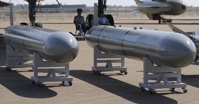 Đáng chú ý nhất là loại tên lửa hành trình CJ-20, được trang bị trên H-6 có tầm bắn 2.000km và mang đầu đạn nặng 500kg. Một loại khác nhẹ hơn là tên lửa YJ-63, với tầm bắn chỉ bằng 1/10 CJ-20. Tuy nhiên, do YJ-63 nhẹ hơn, nên H-6 có thể mang theo loại tên lửa này với số lượng lớn hơn. Ảnh: Tên lửa hành trình CJ-20 - Nguồn: Wikipedia. 