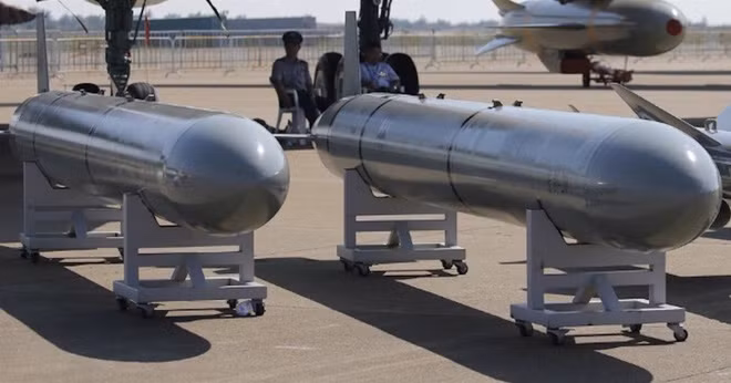 Đáng chú ý nhất là loại tên lửa hành trình CJ-20, được trang bị trên H-6 có tầm bắn 2.000km và mang đầu đạn nặng 500kg. Một loại khác nhẹ hơn là tên lửa YJ-63, với tầm bắn chỉ bằng 1/10 CJ-20. Tuy nhiên, do YJ-63 nhẹ hơn, nên H-6 có thể mang theo loại tên lửa này với số lượng lớn hơn. Ảnh: Tên lửa hành trình CJ-20 - Nguồn: Wikipedia. 