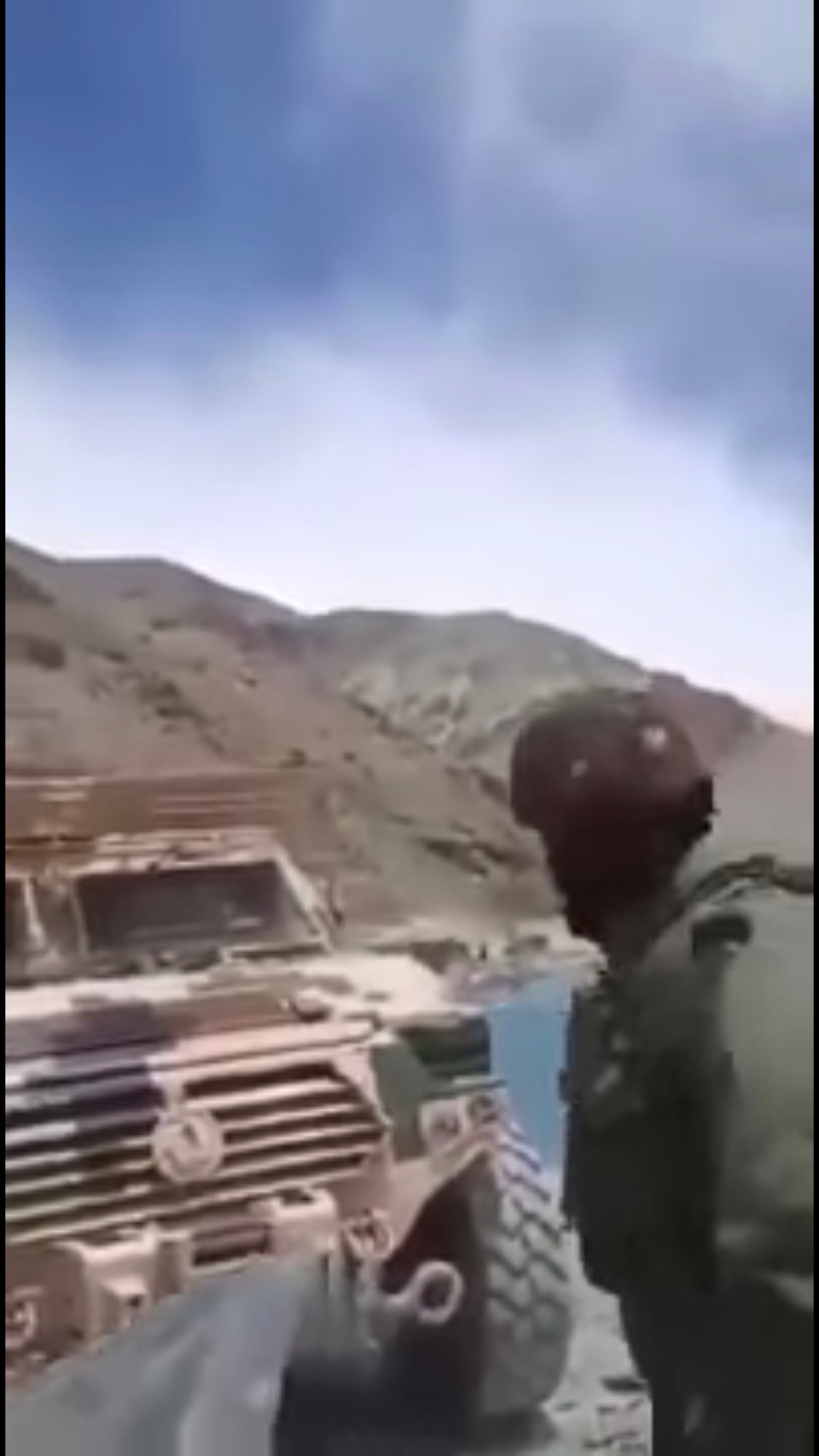 Đến sáng 31/5/2020 vừa qua, Ấn Độ đã tung một video cho thấy các binh sĩ Ấn Độ đang đánh một binh sĩ Trung Quốc và đập phá một chiếc xe bọc thép Đông Phong Mãnh Sĩ CSK131. Ảnh: Binh sĩ Ấn Độ đập phá xe bọc thép Trung Quốc.