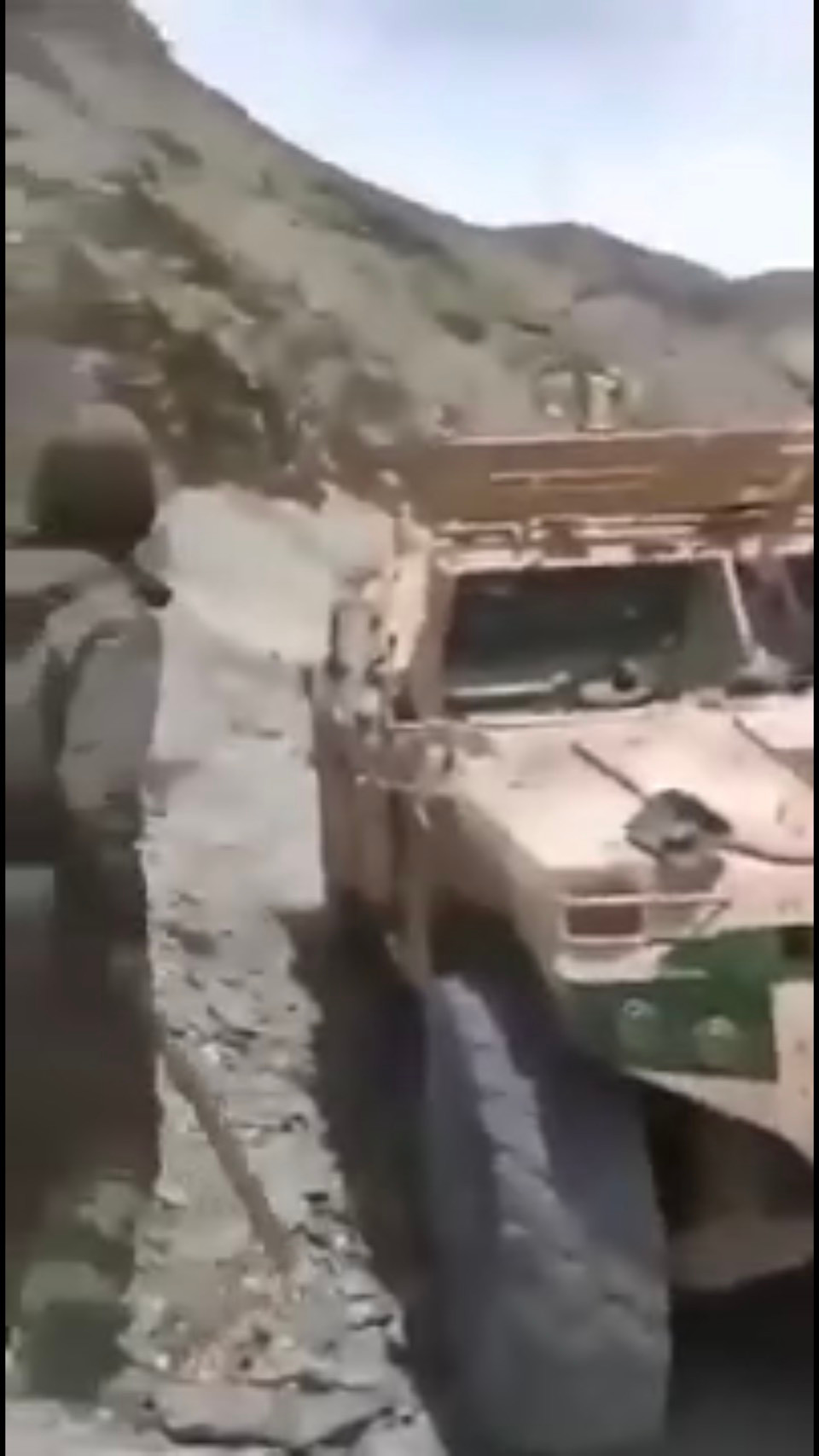 Một số binh lính Ấn Độ khác đang cố đập phá chiếc xe bọc thép Đông Phong Mãnh Sĩ của Trung Quốc bằng gậy. Rất có thể bên trong chiếc xe vẫn còn người, khi lính Ấn Độ ập đến quá vội vàng khiến người lính Trung Quốc xấu số kia không kịp rút vào trong xe. Ảnh: Binh sĩ Ấn Độ đập phá xe bọc thép Trung Quốc.