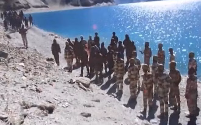 Nong: Bien gioi Trung - An co do mau, xe tang Type 15 san sang khai hoa