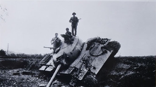 Chiến trường rừng núi khiến những mẫu xe tăng chiến đấu chủ lực không thể nào tác chiến được, một ví dụ là trong chiến tranh biên giới Việt – Trung năm 1979. Việt Nam đã tung vào trận các xe tăng T-34-85 trong khi Trung Quốc tung vào trận tăng hạng nhẹ Type-62, nơi mà các xe tăng T-54/55 Việt Nam và Type-59 Trung Quốc không thể tác chiến vì quá nặng và cồng kềnh. Tuy nhiên những chiếc Type-62 Trung Quốc trang bị vỏ giáp quá mỏng khiến nó vô cùng dễ tổn thương trước hỏa lực chống tăng Việt Nam và bị bắn cháy rất nhiều. Ảnh: Một xe tăng hạng nhẹ Type-62 của Trung Quốc bị Việt Nam bắn gục năm 1979.