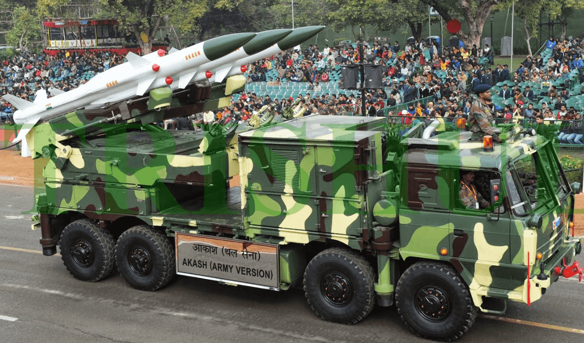 Theo đó, hôm 27/6 vừa qua, Ấn Độ đã triển khai các tổ hợp tên lửa phòng không đất đối không tầm ngắn cực kỳ tiên tiến Akash đến khu vực Ladark nhằm chống lại các mối đe dọa từ trên không của Trung Quốc nhằm vào Ấn Độ. Ảnh: Xe phóng mang đạn tên lửa của tổ hợp Akash.