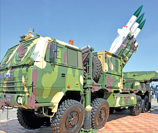 Tổ hợp phòng không Akash nổi tiếng với khả năng cơ động, khả năng đánh chặn mục tiêu ở nhiều độ cao khác nhau, điều khiển một lúc nhiều đạn tên lửa, hệ thống điều khiển số hóa và khả năng điều khiển tự động hóa. Ảnh: Tổ hợp Akash trong một buổi trưng bày.